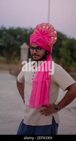 THANE, INDE - 06 févr. 2021: Homme avertissement feta costume indien ethnie port Banque D'Images