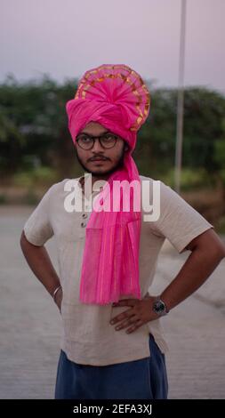 THANE, INDE - 06 févr. 2021: Homme avertissement feta costume indien ethnie port Banque D'Images