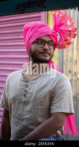 THANE, INDE - 06 févr. 2021: Homme avertissement feta costume indien ethnie port Banque D'Images