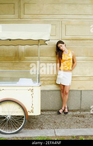 Portrait of a young man leaning against a wall Banque D'Images