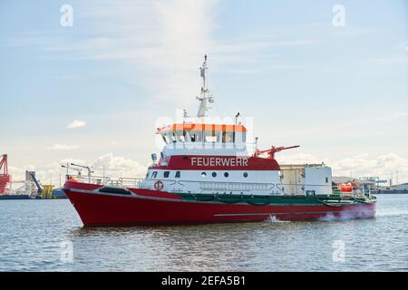 Fireboat comme un navire de la brigade de feu dans le port en patrouille Banque D'Images