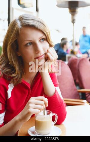 Adolescente assise dans un restaurant Banque D'Images