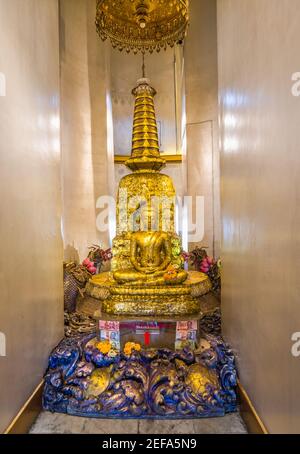 La Sculpture du petit Bouddha à l'intérieur du Temple de l'Or Mont ou Phu Khao Thong au Temple Wat Saket in Bangkok, Thaïlande Banque D'Images