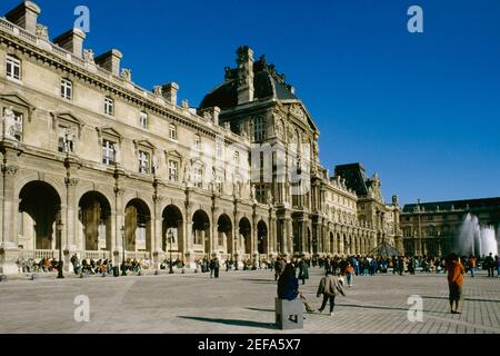 Un grand groupe de personnes se sont rassemblées à l'extérieur du musée Lovre de Paris, en France Banque D'Images