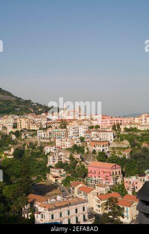 Vue panoramique sur une ville, Vietri sul Mare, Costiera Amalfitana, Salerno, Campanie, Italie Banque D'Images