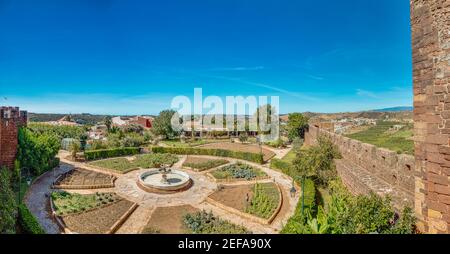 Vue depuis le mur extérieur de Castelo de Silves jusqu'au château jardin Banque D'Images