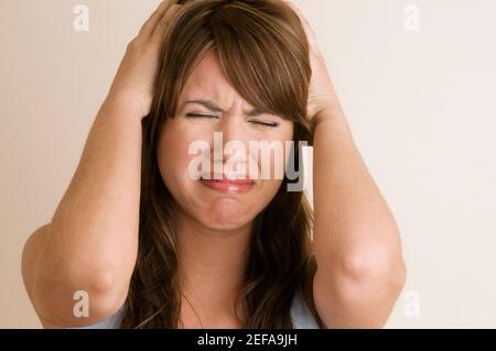 Gros plan d'une jeune femme qui pleure Banque D'Images