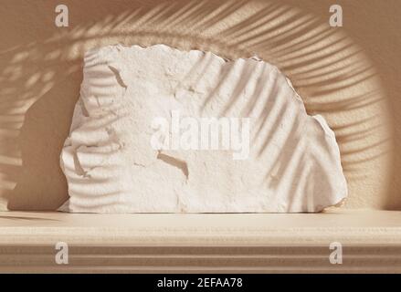 Podium haut de gamme sur des dalles de pierre naturelle avec fond 3D beige ombré de feuilles de palmier. Pied de roche avec ombre de feuilles de palmier. illustration du rendu 3d. Banque D'Images