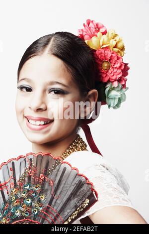 Portrait d'une fille tenant un ventilateur pliant et souriant Banque D'Images