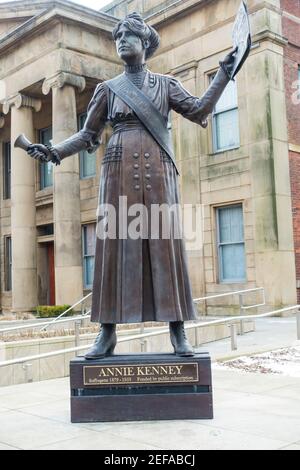 Statue d'Annie Kenney, suffragette située dans le centre-ville d'Oldham, Grand Manchester, Angleterre, Royaume-Uni. Banque D'Images