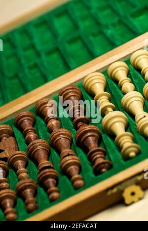 Gros plan de pièces d'échecs dans une boîte en bois Banque D'Images