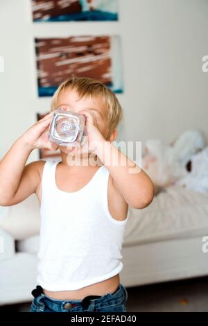 Boy boire d'une bouteille d'eau Banque D'Images