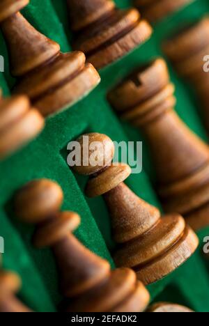 Gros plan de pièces d'échecs dans une boîte en bois Banque D'Images