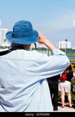 Vue arrière des spectateurs qui regardent sur la piste de course Banque D'Images