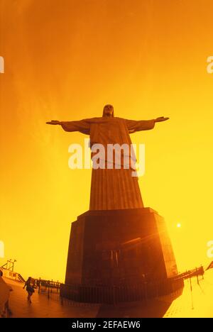 Vue à angle bas d'une statue, statue du Christ Rédempteur, Rio de Janeiro, Brésil Banque D'Images