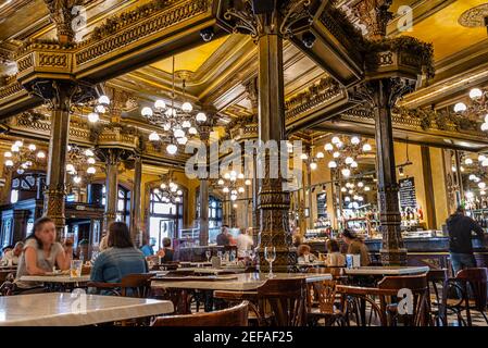 Personnes dans le traditionnel Iruña Cafe à Pampelune, Navarre, Espagne. Ce café était l'un des cafés préférés d'Ernest Hemingway Banque D'Images