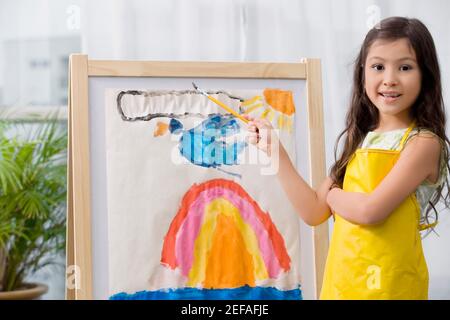 Portrait d'une écolière peint dans une classe d'art Banque D'Images