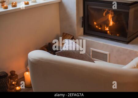 Intérieur d'une chambre confortable en hiver Banque D'Images