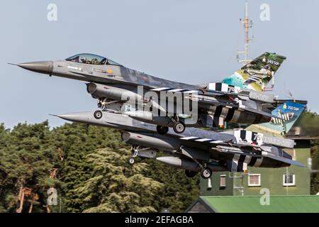 Avions de chasse F-16 de la Force aérienne belge dans des couleurs spéciales avec bandes d'invasion du jour J, décollage de la base aérienne Kleine-Brogel. Banque D'Images