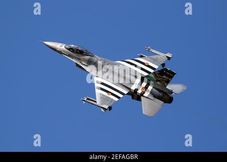 Avion de chasse F-16 de la Force aérienne belge peint avec des bandes d'invasion du jour J en vol au-dessus de la base aérienne Kleine-Brogel. 14 septembre 2019 Banque D'Images