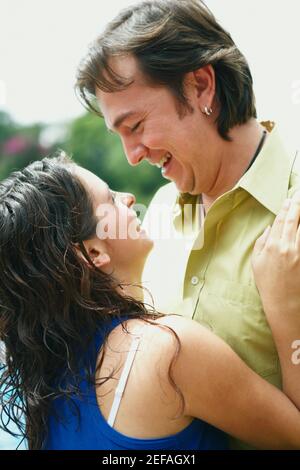 Profil d'une jeune femme et d'un adulte de taille moyenne homme s'embrassant et souriant Banque D'Images