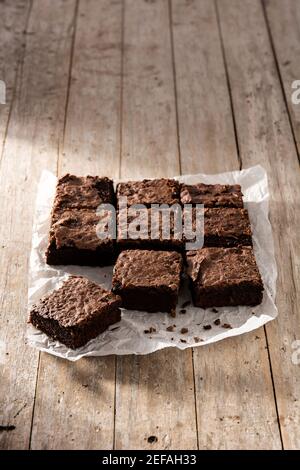 Morceaux de brownies faits maison sur une table en bois Banque D'Images