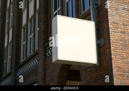 Modèle de tableau d'affichage sur le bâtiment pour le bureau ou le restaurant Banque D'Images