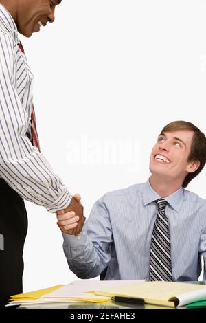 Deux businessmen shaking hands Banque D'Images