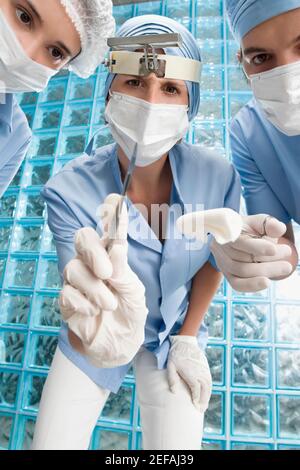 Deux chirurgiens féminins et un chirurgien masculin dans une opération chambre Banque D'Images