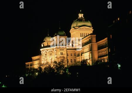Vue à angle bas d'un bâtiment éclairé la nuit, Berne, canton de Berne, Suisse Banque D'Images