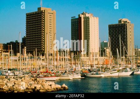 Bateaux amarrés dans un port en face des bâtiments, tel Aviv, Israël Banque D'Images