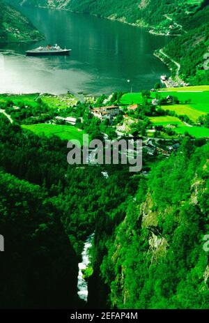 Vue panoramique sur un village, Geirangerfjord, Geiranger, Norvège Banque D'Images