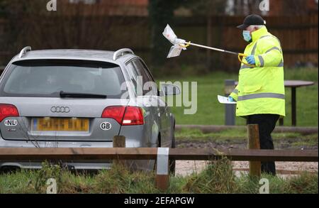 Un agent de test et de traçage dans le parking de Bramley Inn à Bramley, près de Basingstoke, Hampshire, effectue un test de coronavirus auprès d'un conducteur dans le cadre d'un programme de tests d'appoint auprès de résidents locaux, après avoir identifié un cas de la variante sud-africaine de Covid-19 dans le village. Date de la photo: Mercredi 17 février 2021. Banque D'Images