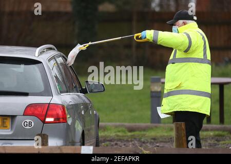 Un agent de test et de traçage dans le parking de Bramley Inn à Bramley, près de Basingstoke, Hampshire, effectue un test de coronavirus auprès d'un conducteur dans le cadre d'un programme de tests d'appoint auprès de résidents locaux, après avoir identifié un cas de la variante sud-africaine de Covid-19 dans le village. Date de la photo: Mercredi 17 février 2021. Banque D'Images