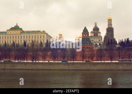 Bâtiments au bord de l'eau, clocher d'Ivan le Grand, Kremlin, Moscou, Russie Banque D'Images