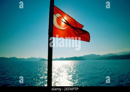 Gros plan d'un drapeau turc flottant sur un bateau de croisière, Kekova, Antalya, Turquie Banque D'Images