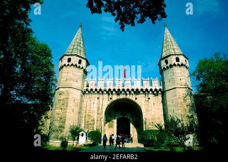 Vue à angle bas de l'entrée d'un palais, porte des Salutations, Palais de Topkapi, Istanbul, Turquie Banque D'Images