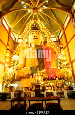 Vue à angle bas d'une statue de Bouddha, Sakya Mui Buddha Gaya, Bangkok, Thaïlande Banque D'Images