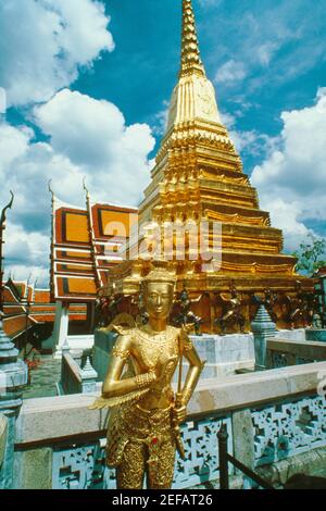 Statue devant un temple, le Wat Phra Kaeo, Grand Palace, Bangkok, Thaïlande Banque D'Images