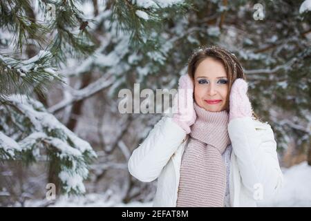Femme regarde vers le bas et des kilomètres sous l'arbre recouvert de neige Banque D'Images