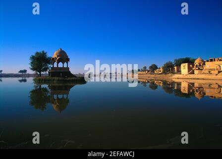 Reflet d'un temple dans un lac, Lac de Gadsisar, Jaisalmer, Rajasthan, Inde Banque D'Images