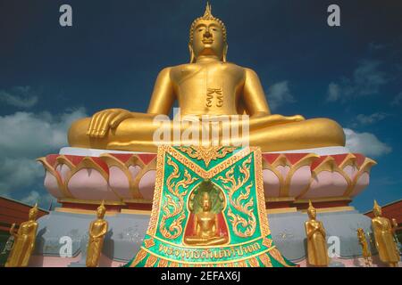 Vue à angle bas d'une statue de Bouddha, Grand Bouddha, Koh Samui, Thaïlande Banque D'Images