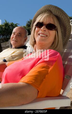 Couple senior assis sur des chaises Banque D'Images