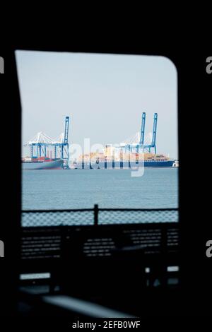 Navires-conteneurs amarrés sur un quai commercial vu par la fenêtre d'un navire, PatriotÅtrs point, Charleston Harbour, Charleston, Caroline du Sud, ÉTATS-UNIS Banque D'Images