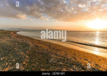 Coucher de soleil spectaculaire sur la côte de Chypre. Et un endroit paisible. Banque D'Images