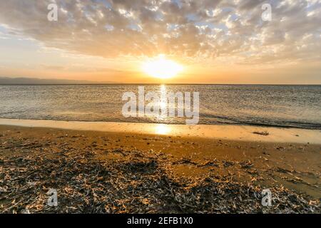 Coucher de soleil spectaculaire sur la côte de Chypre. Et un endroit paisible. Banque D'Images