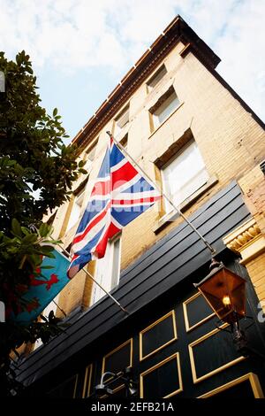 Vue à angle bas des drapeaux sur un bâtiment, Savannah, Géorgie, États-Unis Banque D'Images