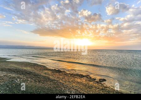 Coucher de soleil spectaculaire sur la côte de Chypre. Et un endroit paisible. Banque D'Images