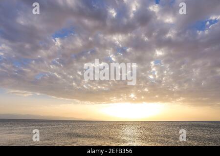 Coucher de soleil spectaculaire sur la côte de Chypre. Et un endroit paisible. Banque D'Images