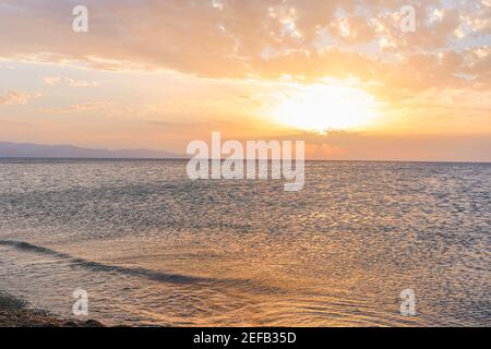 Coucher de soleil spectaculaire sur la côte de Chypre. Et un endroit paisible. Banque D'Images